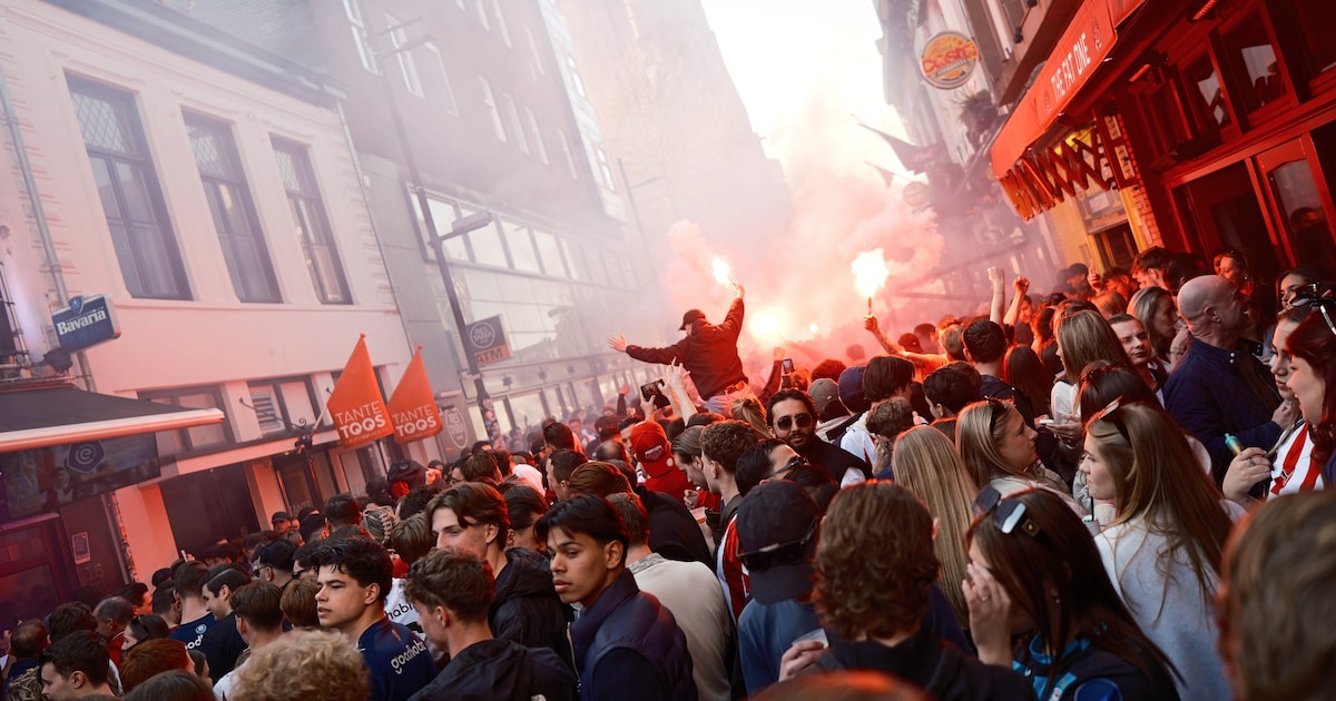 Police arrest man (43) for throwing heavy fireworks during Telstar-PSV ...