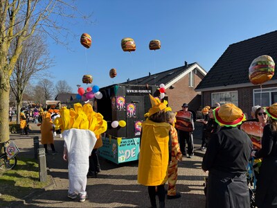 Vette optocht in Venhorst met veel ‘gratis friet’ dankzij prins Ruud