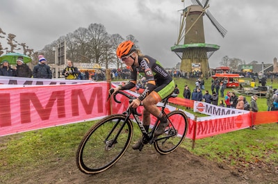 Door haar broertje is Sara Sonnemans een van de grote talenten in het veldrijden: ‘Ik moest destijds overal mee naar toe’
