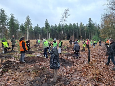 Leerlingen planten ruim 1000 bomen tijdens Boomfeestdag