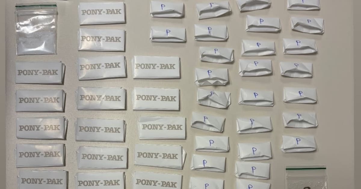 Politie vindt 57 ‘ponypacks’ met cocaïne in auto in Breda, man uit Bergen op Zoom aangehouden