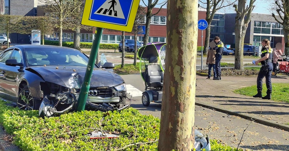 Automobiliste rijdt rechtdoor over een rotonde in Waalre en botst daarna tegen lantaarnpaal