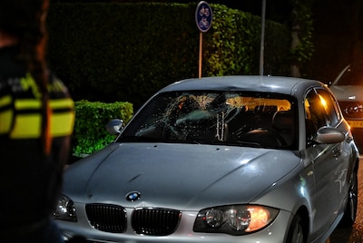 Fietsster belandt op voorruit van auto als ze weg oversteekt in Goirle, gewond naar ziekenhuis