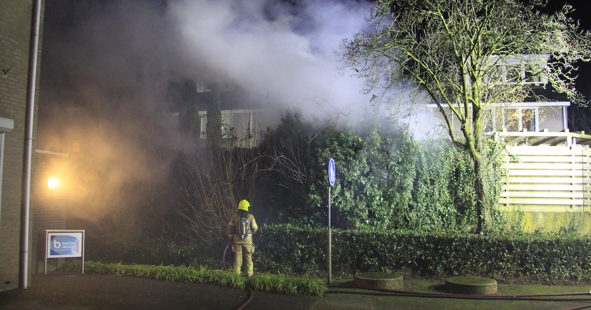 Schuur in brand in tuin van woning aan de Nieuwenbroek in Weert