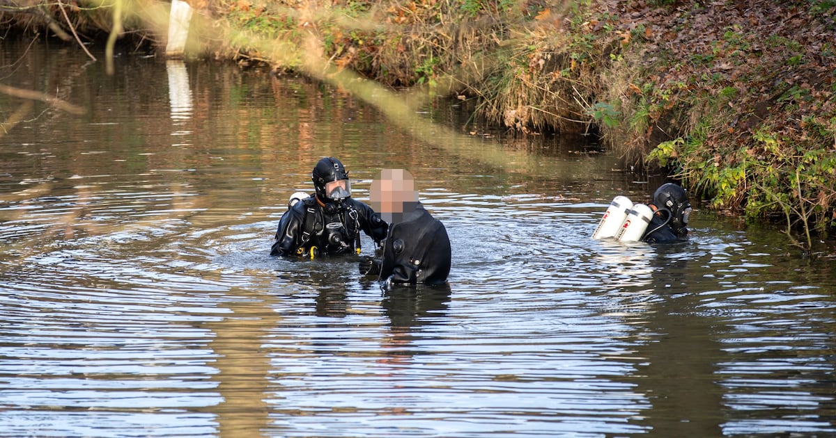 Duikers van politie vinden vuurwapen in beek in Roosendaal