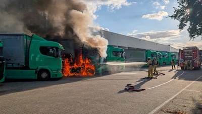 Drie vrachtwagens flink beschadigd bij grote brand in Asten: ‘We hebben nog geluk gehad’
