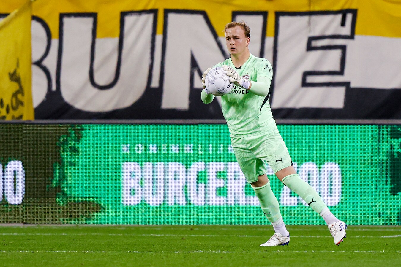 Keeper Niek Schiks van PSV vertelt hoe hij de top wil halen: geen grote ...