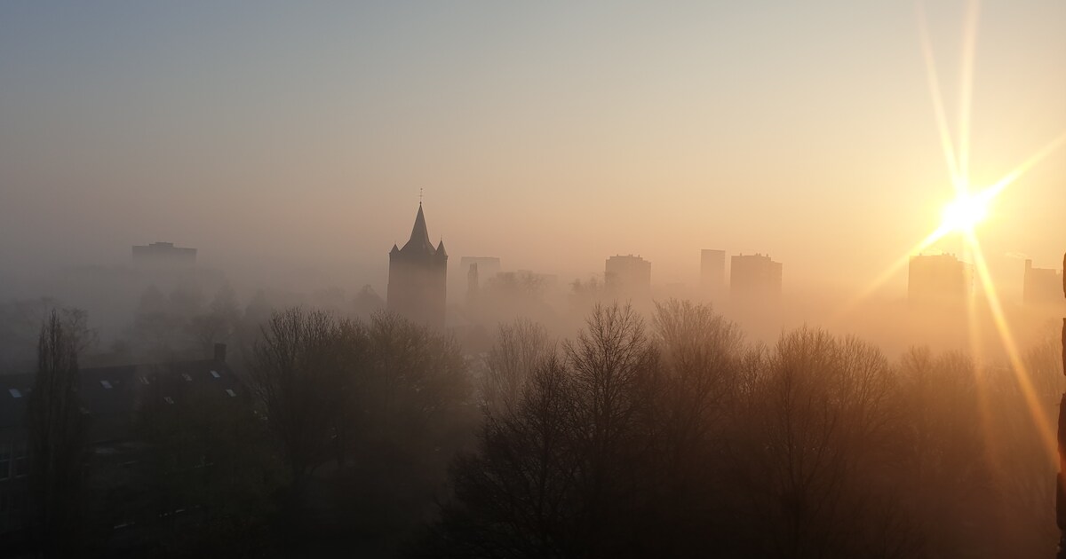 Uitgestrekte wolkenvelden, amper zon in Bladel in de ochtend