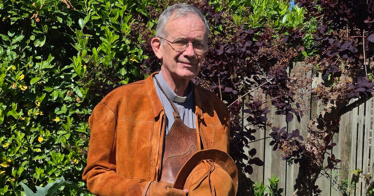 Priester te paard uit Geldrop rijdt gewoon mee met de cowboys