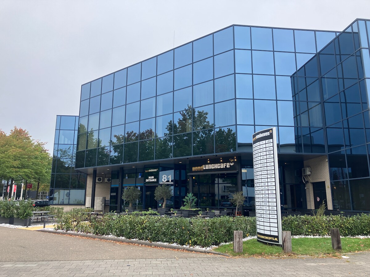 Smeulende kabels en brandplekken in plafond kantoorpand doordat huidkliniek  Bitcoins ging delven | Foto | ed.nl