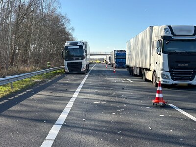 Ongeval met vrachtwagen op A67 bij Liessel: rijstrook dicht, veel rommel op de weg