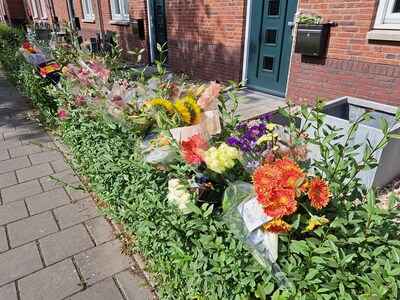 Bloemen op de heg en een gedenkhoekje in Vught voor Jessica: ‘Hier zijn geen woorden voor’