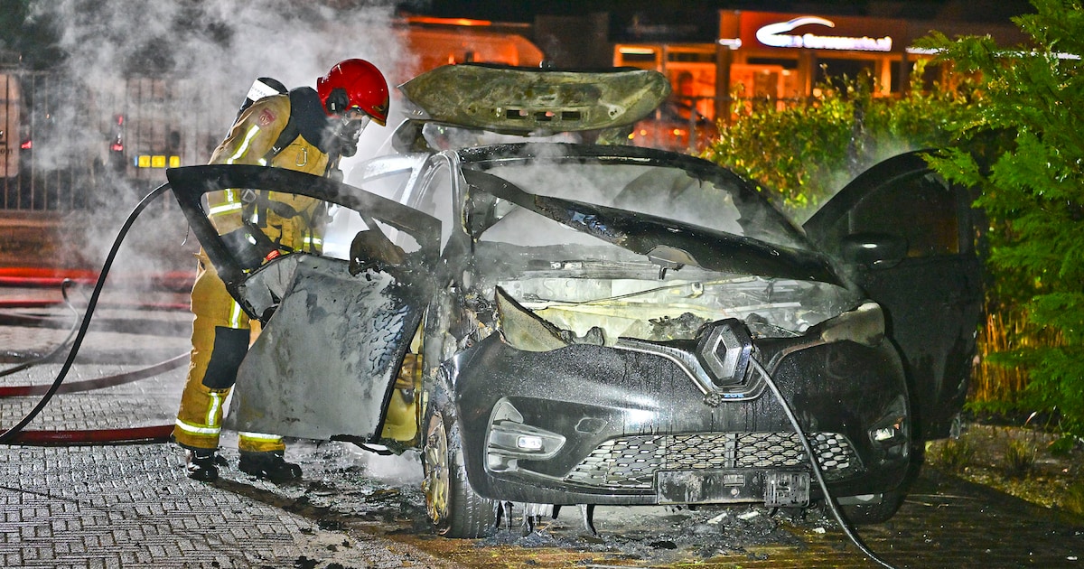 Auto aan laadpaal vliegt in brand in Veldhoven, deel van straat afgezet vanwege gevaarlijke dampen