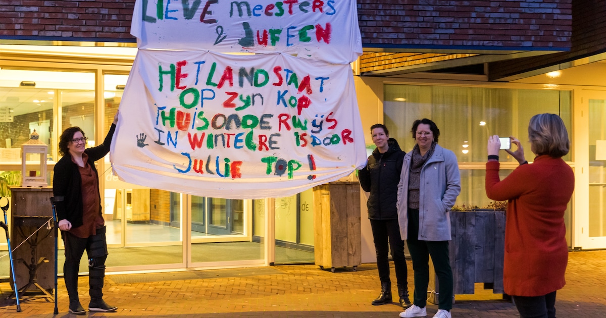 Spandoek van Wintelrese kinderen om juffen en meesters te verrassen: ‘Jullie zijn top’