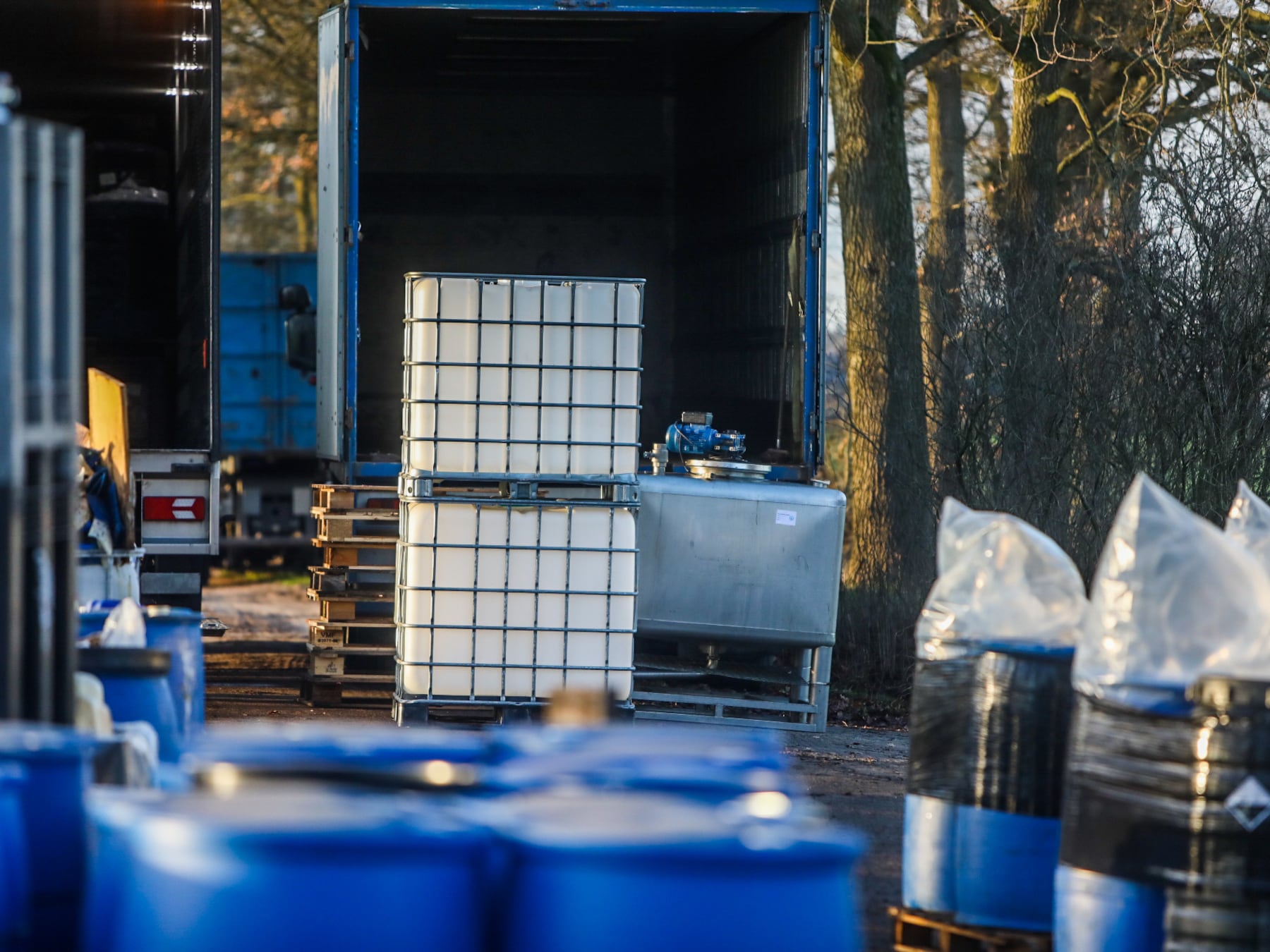 Criminelen dumpten maandenlang drugsafval met systeem van pijpen en vaten in Someren, provincie start groot onderzoek